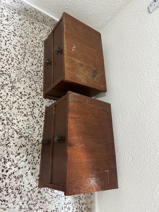Mesita de noche de madera