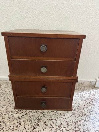 Mesita de noche de madera