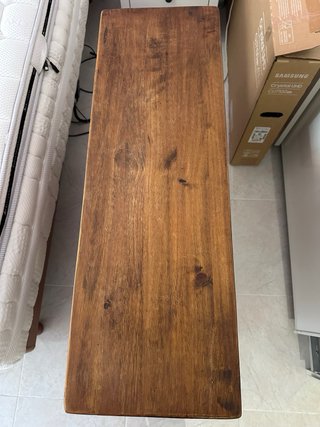 Mueble de madera con estantes y cajones