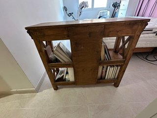Mueble de madera con estantes y cajones