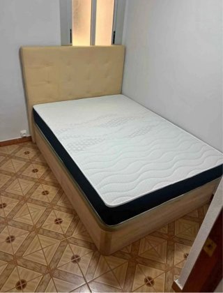 Canapé de madera con colchón