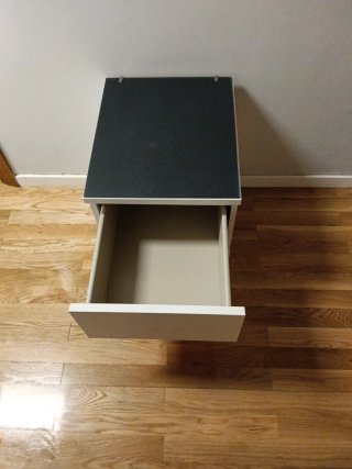 Mesita de noche cajonera beige y negra
