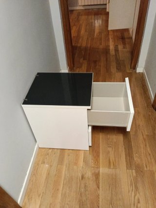 Mesita de noche cajonera beige y negra