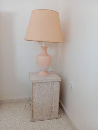 Lámpara y mesa auxiliar de mármol