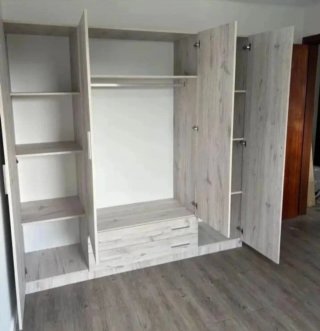 Armario de madera beige y marrón