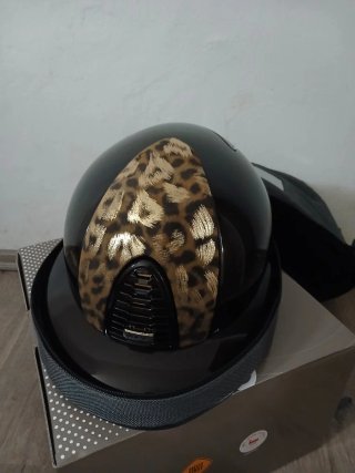 Casco KEP Negro con Leopardo Dorado