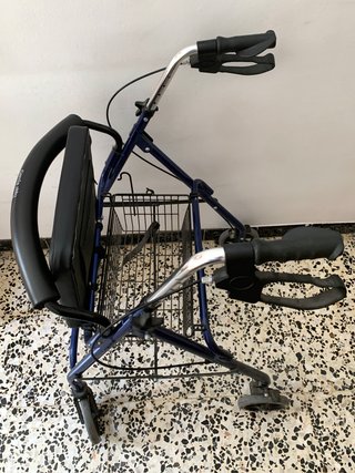 Andador adulto con asiento y cesta