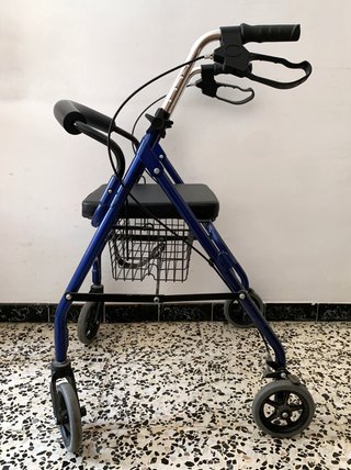 Andador adulto con asiento y cesta