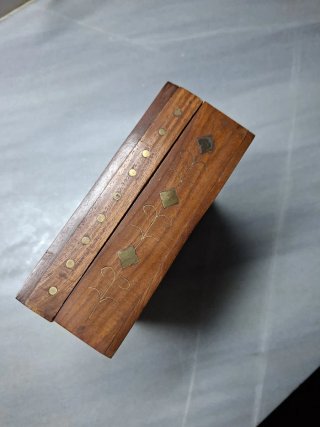 Caja madera con incrustaciones metal