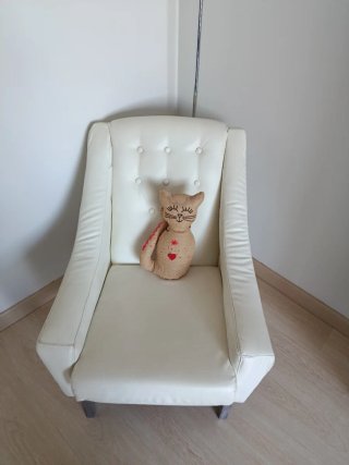Sillón moderno beige y blanco