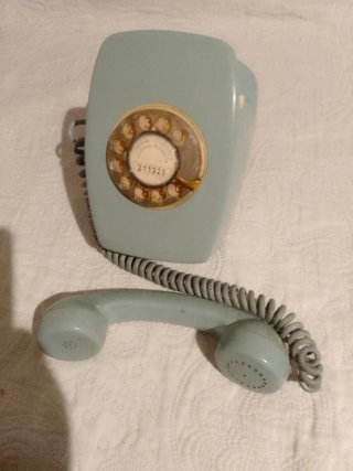 Antiguo teléfono años 60-70 de pared