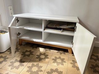 Mueble de madera blanco