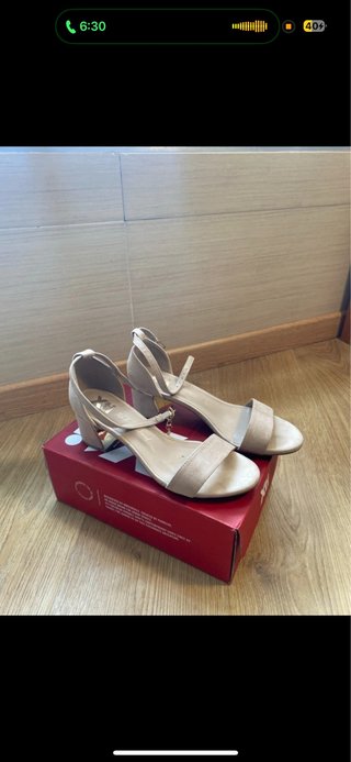 Tacones Beige y Dorados