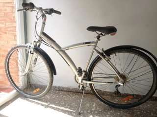 Bicicleta de paseo plateada B'Twin