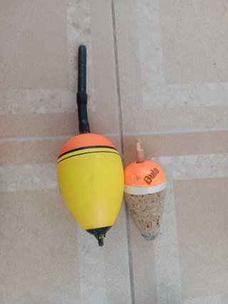 Lote de corchos de pesca variados