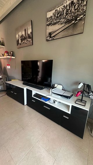 Mueble de salón moderno negro y blanco