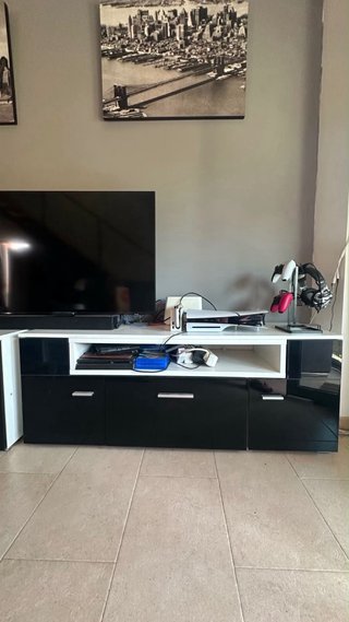 Mueble de salón moderno negro y blanco