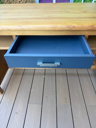 Escritorio de madera con cajón gris