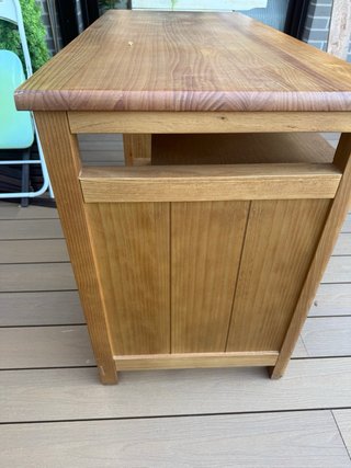 Escritorio de madera con cajón gris