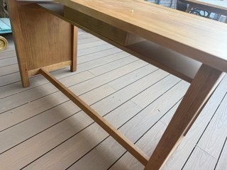 Escritorio de madera con cajón gris