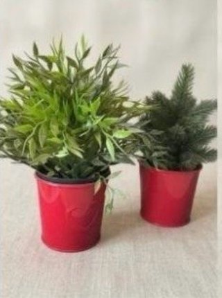 Plantas artificiales en macetas rojas
