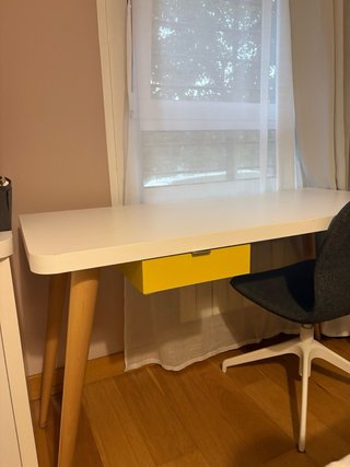 Escritorio blanco de habitación