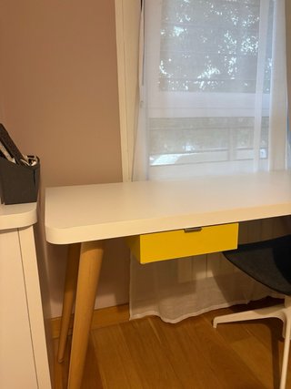 Escritorio blanco de habitación
