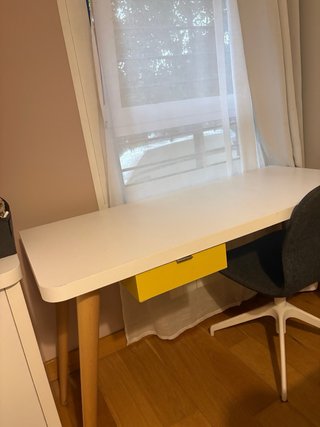 Escritorio blanco de habitación