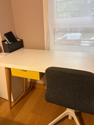 Escritorio blanco de habitación