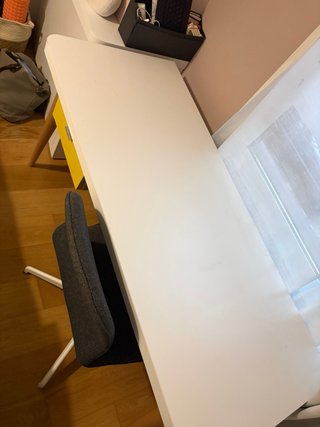 Escritorio blanco de habitación