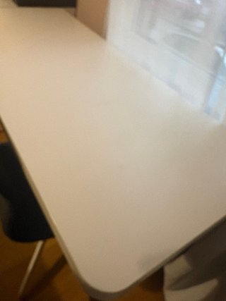 Escritorio blanco de habitación