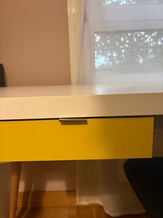 Escritorio blanco de habitación