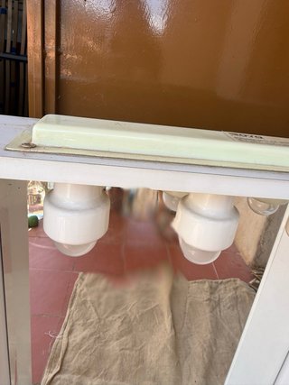 Mueble de baño con espejo y luz