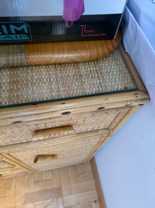 Mueble de mimbre y madera en buen estado