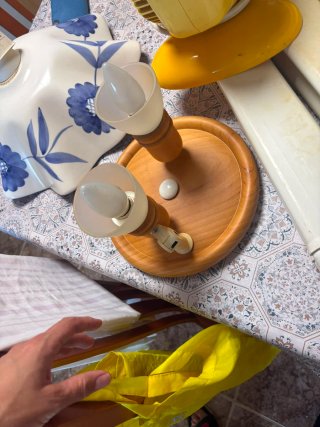 Lámpara de cerámica azul y blanca  y otra madera