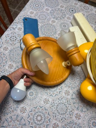 Lámpara de cerámica azul y blanca  y otra madera