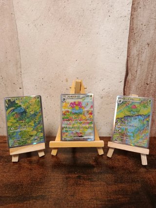 Trío de cartas Pokémon: Bulbasaur, Ivysaur, Venusa