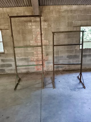 Andamios y materiales de obra