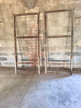 Andamios y materiales de obra