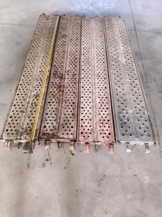 Andamios y materiales de obra