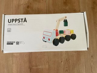 Grúa de madera UPPSTÅ con cubos IKEA