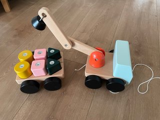 Grúa de madera UPPSTÅ con cubos IKEA