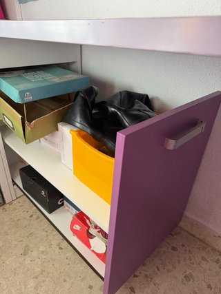 Mesa escritorio y estanterías dormitorio