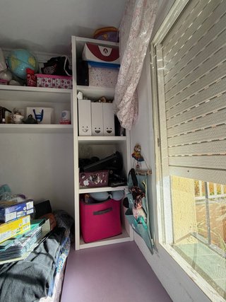 Mesa escritorio y estanterías dormitorio