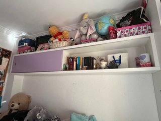 Mesa escritorio y estanterías dormitorio