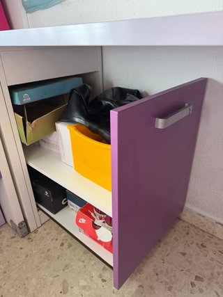 Mesa escritorio y estanterías dormitorio
