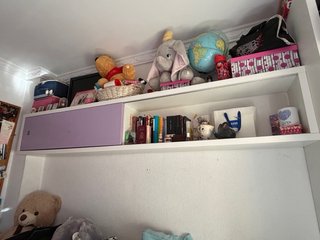 Mesa escritorio y estanterías dormitorio