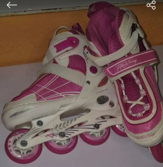 Patines en línea rosas y blancos
