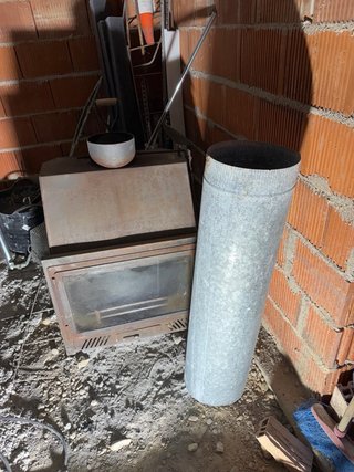 Chimenea metálica con puerta de cristal