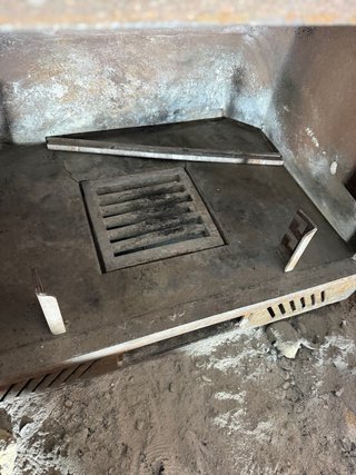 Chimenea metálica con puerta de cristal